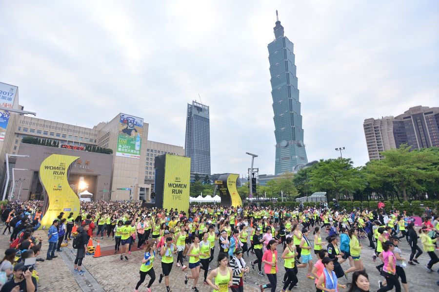 2017 Women Run TPE女子半程馬拉松今(23日)於台北市政府前廣場亮麗開跑 (主辦單位提供)