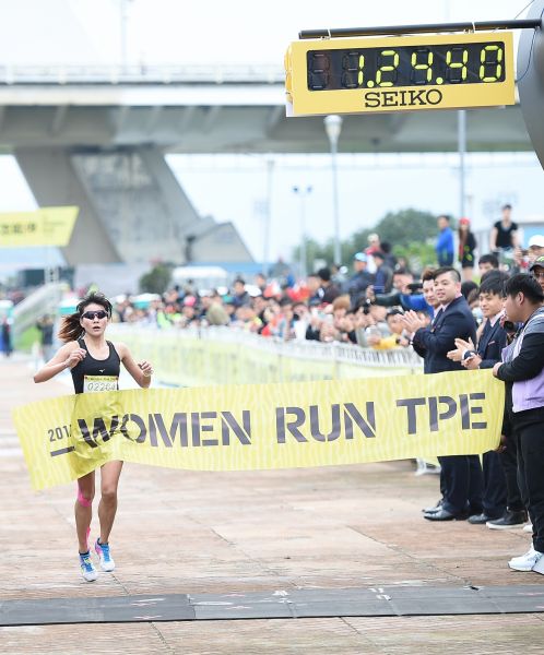 2017 Women Run TPE女子半程馬拉松由號稱「最強上班族跑者」的陳瑋琳以1小時25分21秒的成績封后，總是利用下班零碎時間訓練的她今天如願突破PB (主辦單位提供)