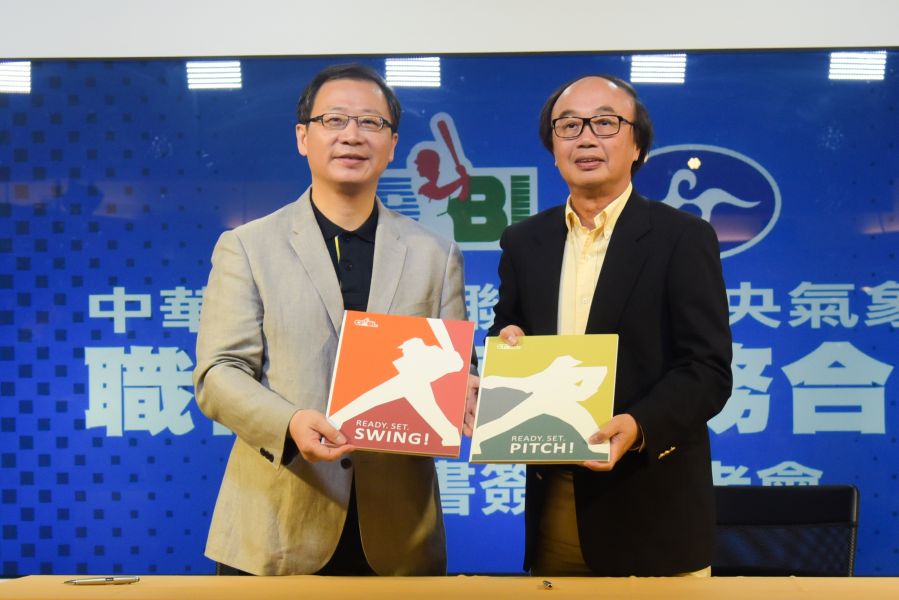 中華職棒大聯盟會長吳志揚(左)和中央氣象局局上辛在勤(右)簽署合作意向意向書。圖/中職提供