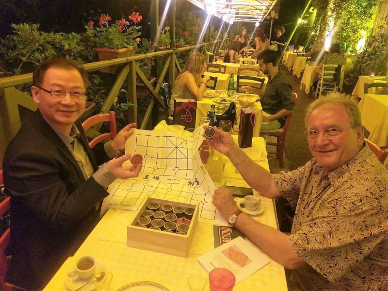 中職會長吳志揚(左)致贈斷棒製成的象棋給WBSC會長Fraccari(右)。圖/中職提供