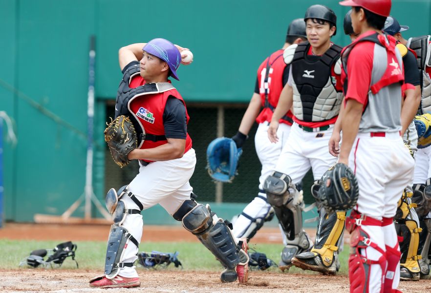 義守大學棒球隊第一屆成員凃佳鴻與隊友林勝傑皆獲球團推薦。圖/中職提供