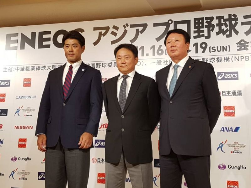 台日韓三國總教練洪一中(中)、稻葉篤紀(左)和宣銅烈(右)今日在日本東京參加亞冠賽記者會。圖/中職提供