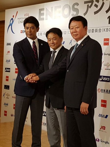 台日韓三國總教練洪一中(中)、稻葉篤紀(左)和宣銅烈(右)首度聚首。圖/中職提供