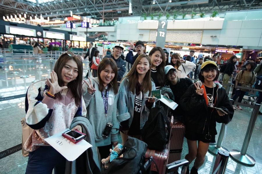 由四球團啦啦隊及中職棒球女孩組成的亞冠賽應援團也出發前往日本。圖/中職提供
