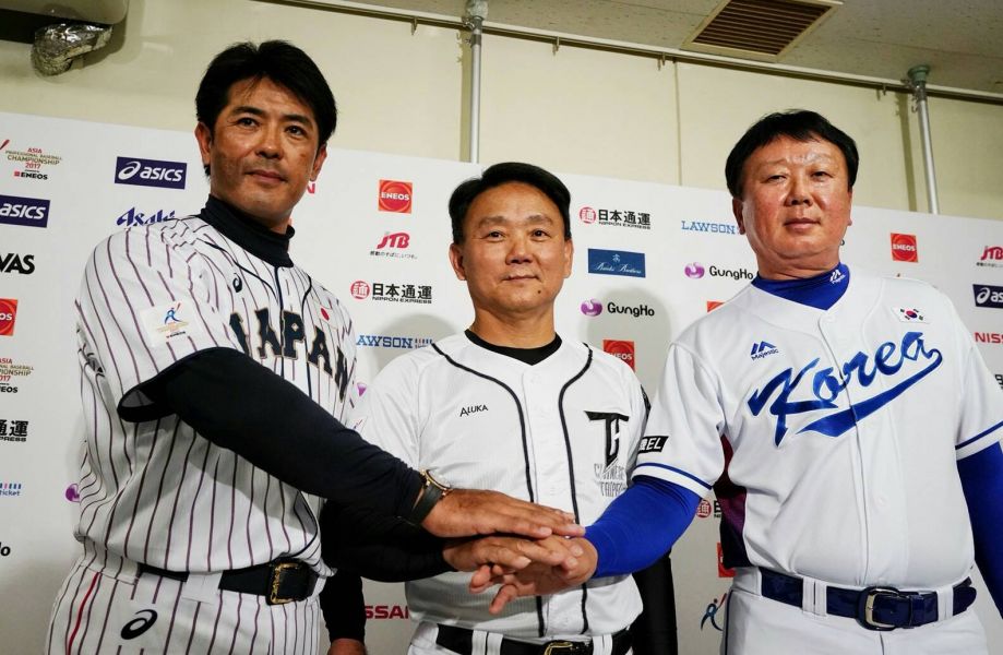中華代表隊總教練洪一中(中)、日本隊總教練稻葉篤紀(左)和韓國隊總教練宣銅烈(右)今日下午參加總教練記者會。圖/中職提供