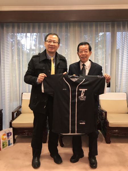 20171119吳志揚會長(左)特別致贈中華代表隊球衣給駐日代表謝長廷(右)。圖/中職提供