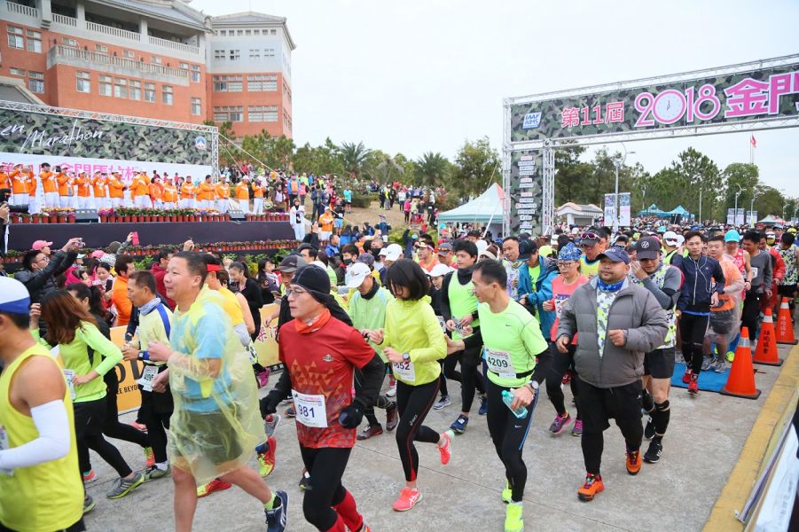 2018金門馬拉松今日早晨登場，七千兩百名跑者不畏低溫熱情起跑。(大漢集團提供)