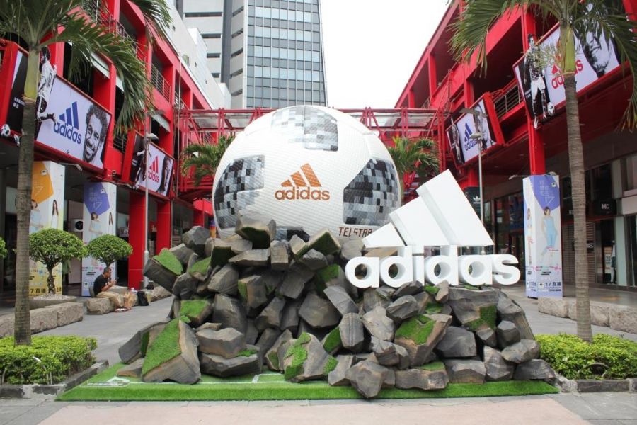 adidas在台北華納威秀的巨球裝置。adidas提供