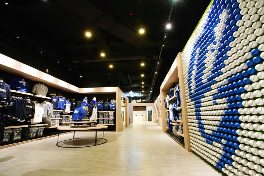 富邦悍將商品旗艦店Gstore入口即為由1400顆棒球組成的巨型球牆。圖/富邦悍將提供