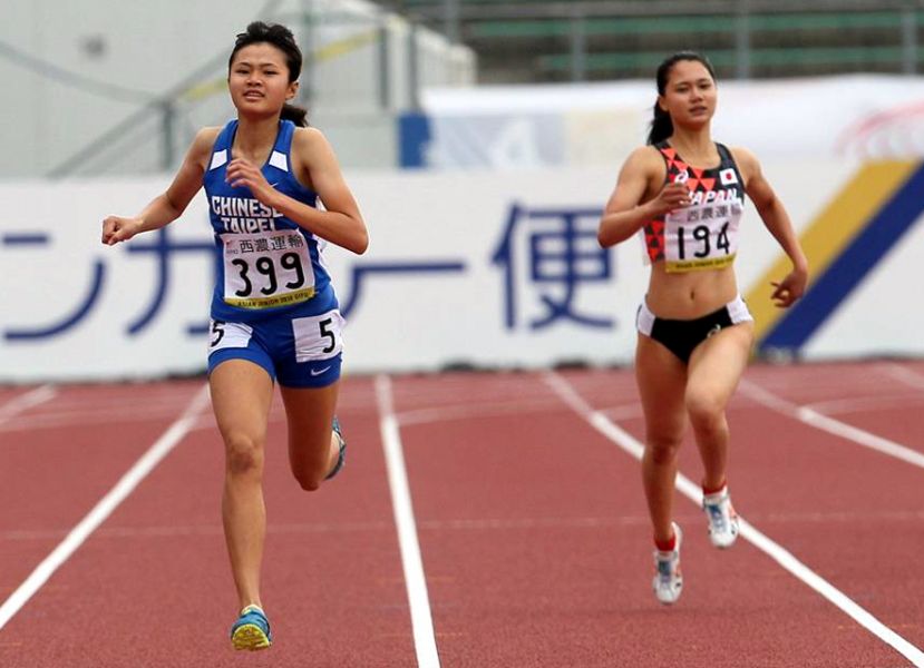 楊睿萱(左)在2018亞洲青年田徑錦標賽女子四百公尺奪銅。田徑協會／提供。