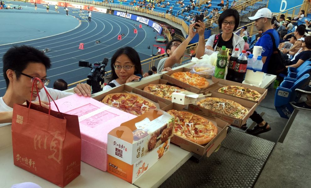2018台灣田徑公開賽，田徑迷自掏腰包請觀眾吃美食。簡省豪／提供。