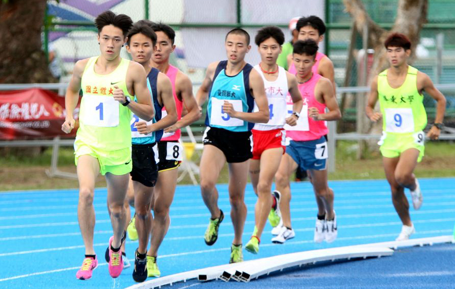 葉日鴻(前)在香港城市田徑錦標賽男子五千公尺奪銀。資料照片／林嘉欣攝影。