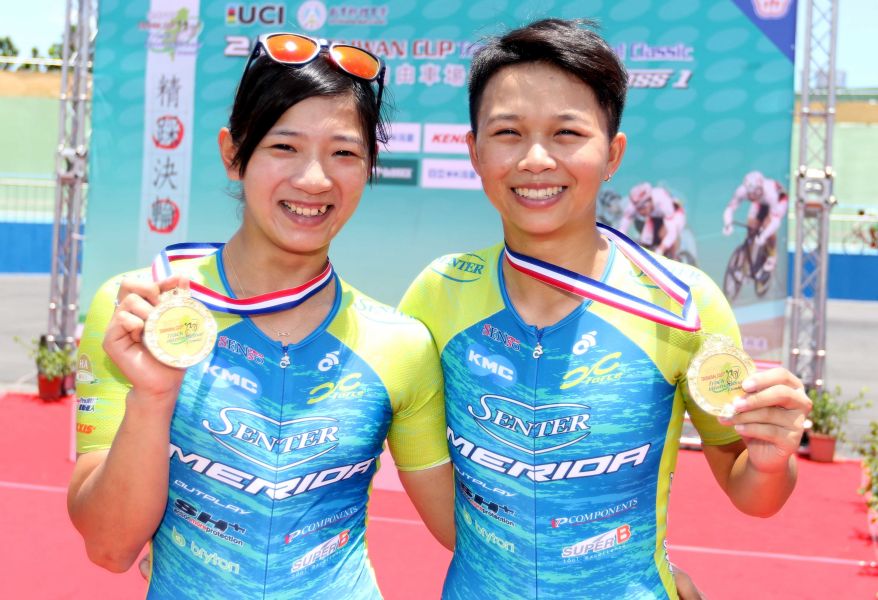 申騰美利達隊黃亭茵（左）與張瑤（右）奪得女子菁英團隊競速賽后冠。中華民國自由車協會／提供。
