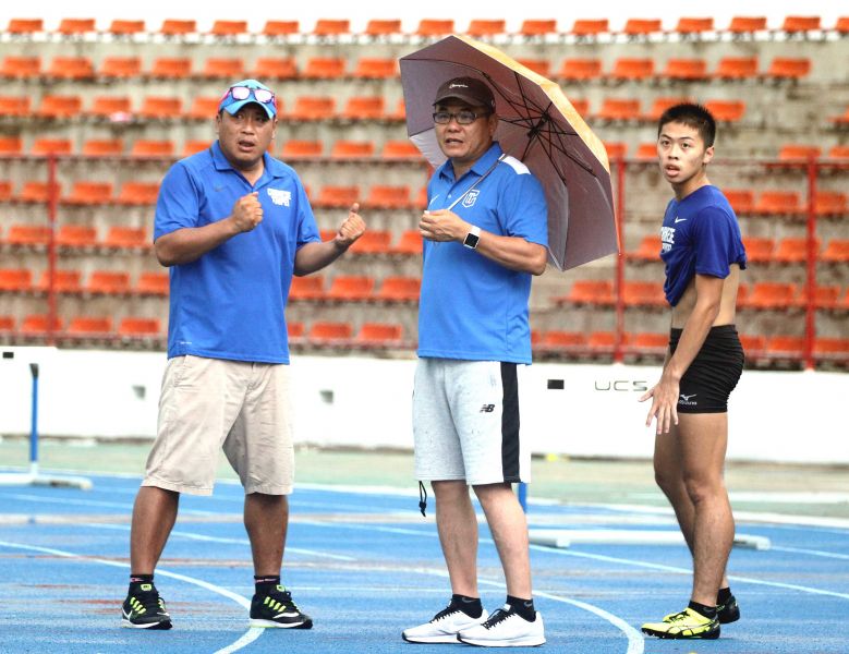 中華隊總教練張耀仁(中)、教練林進福(左)和選手張君宇。特派記者林嘉欣／攝影。