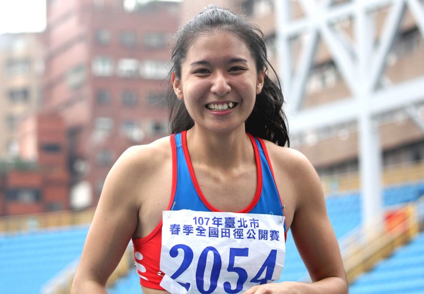 在台北市春季全國田徑公開賽達女子一百公尺亞運標準，廖晏均抵終點時笑得好燦爛。林嘉欣／攝影。