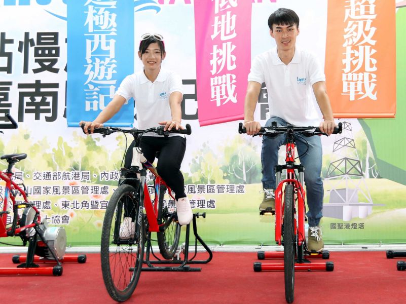 奧運國手黃亭茵(左)和爬坡王子王胤之邀請大家一起報名極西點國聖港燈塔及南雙塔挑戰。中華民國自行車騎士協會／提供。