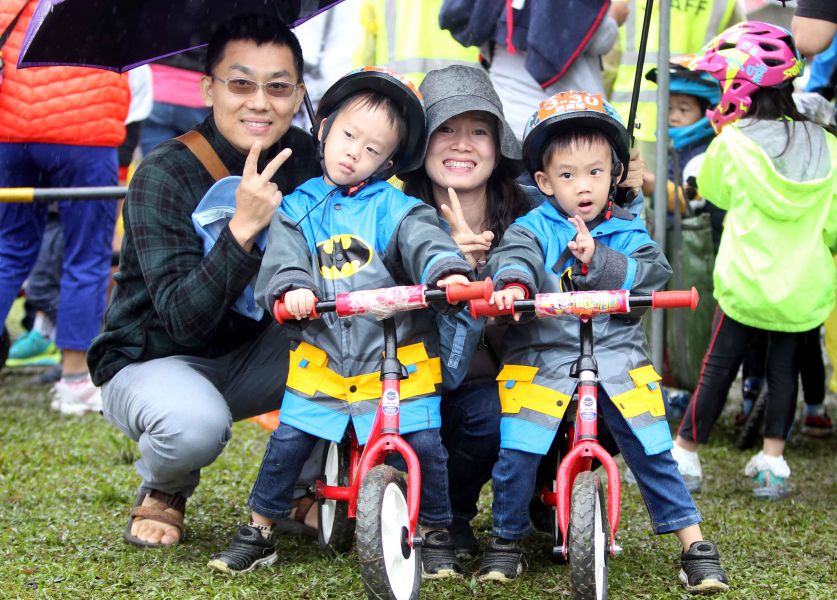 3歲的邱廉策和雙胞胎弟弟邱廉筌一起參加滑步車賽。中華民國自行車騎士協會／提供