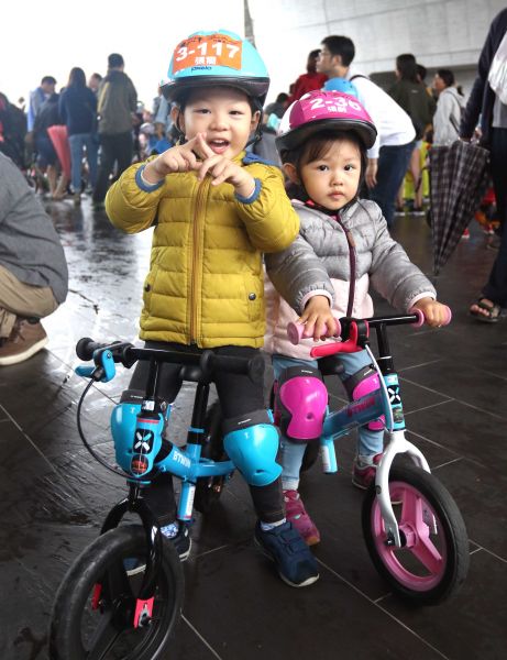 3歲的張裔和2歲的妹妹張齡都超愛滑步車。中華民國自行車騎士協會／提供。