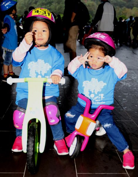 石庭羽(左，冠母姓)和妹妹林芯羽第一次參加滑步車賽。中華民國自行車騎士協會／提供。
