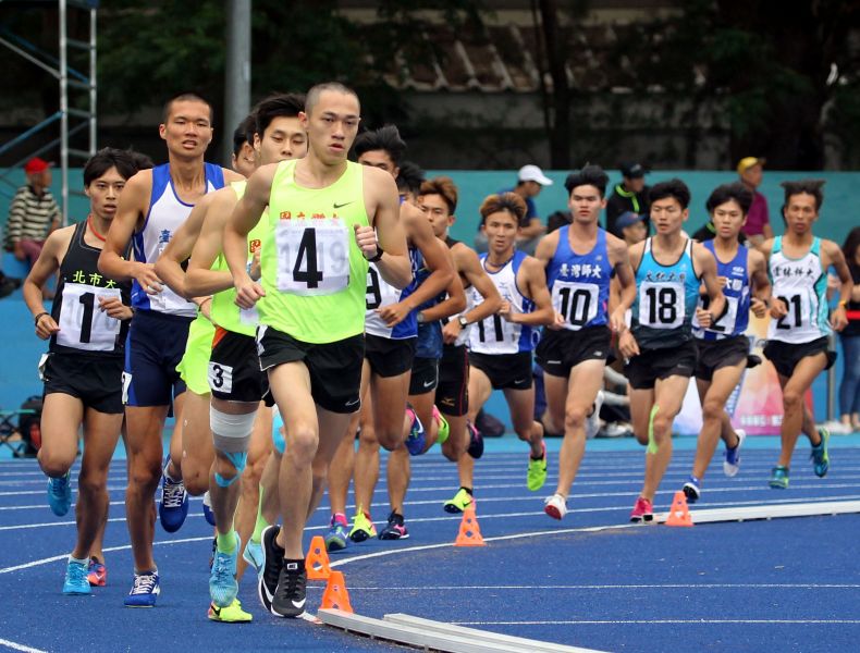 國立體大葉日鴻(前)穿步鞋比5000公尺仍領跑。林嘉欣／攝影。
