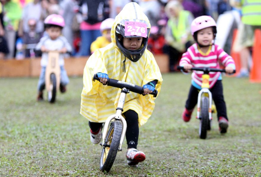 陳昱融(前)在滑步車兩歲組一馬當先。中華民國自行車騎士協會／提供。