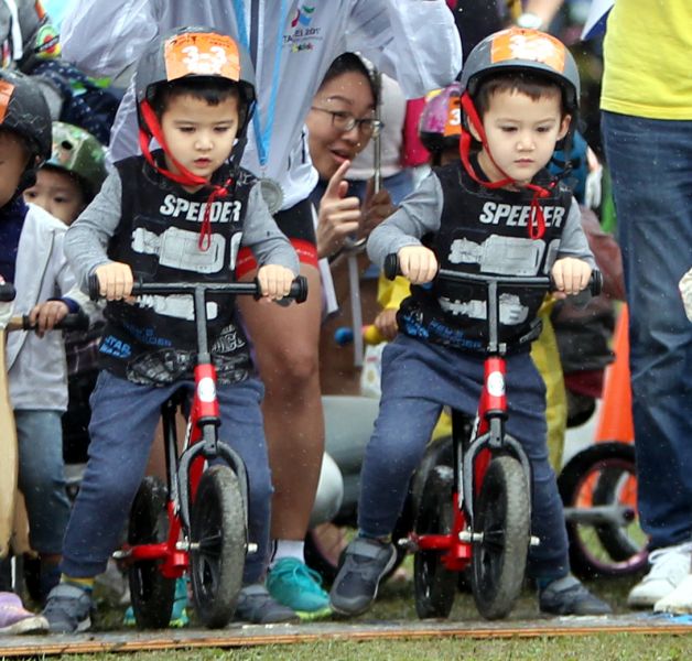 混血雙胞胎何晧中(右)和何皓文超搶鏡。中華民國自行車騎士協會／提供。