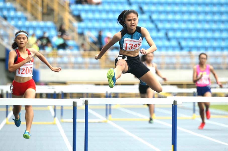 麥竂高中楊睿萱在國女400公尺跨欄預賽以62秒10打破大會紀錄。林嘉欣／攝影。