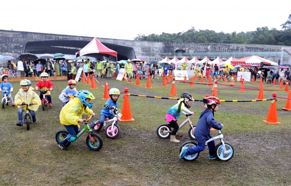 兒童滑步車賽娃娃兵拼勁十足。中華民國自行車騎士協會／提供。