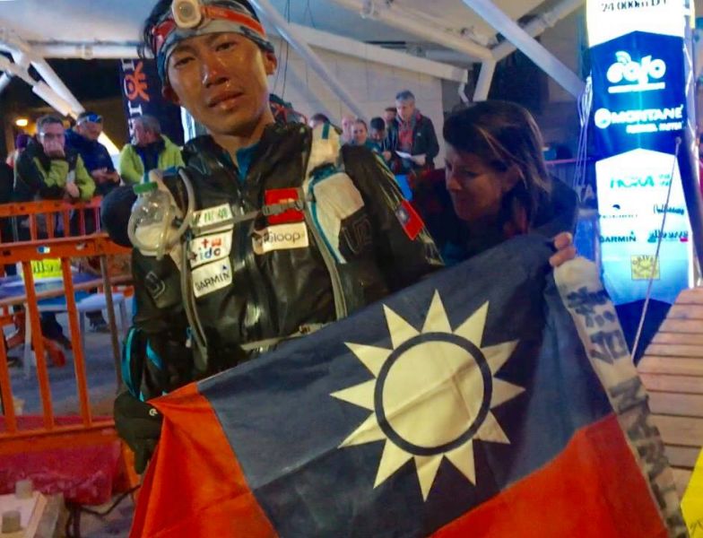 陳彥博忍著失溫帶著國旗抵達終點。