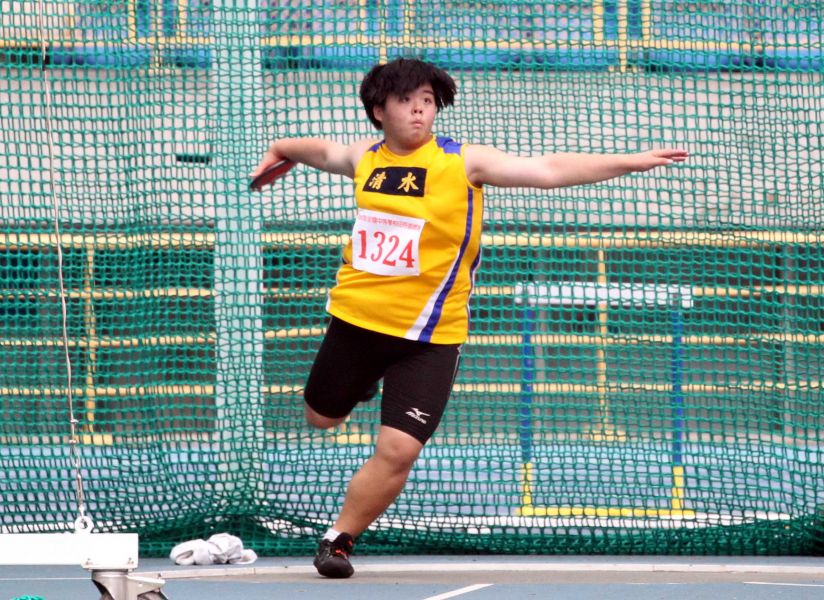 清水國中許芷葳擲出37公尺91的佳績奪得國女鐵餅金牌。林嘉欣／攝影。