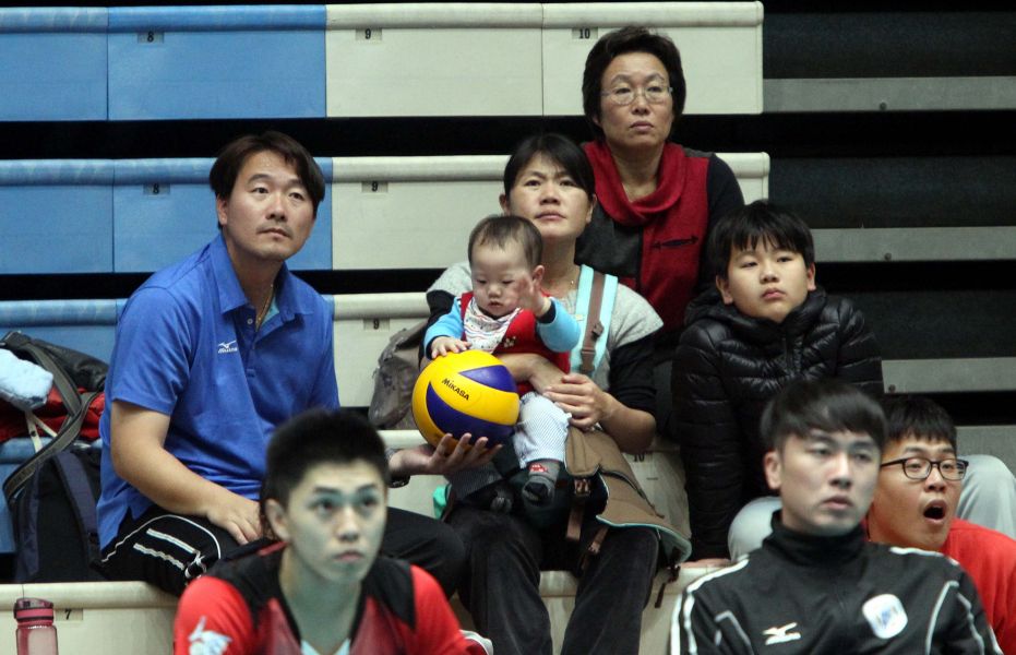 莊世賢(左)的小兒子才九個月大就對排球很有興趣，大兒子子霆(右)已在打排球。林嘉欣／攝影。