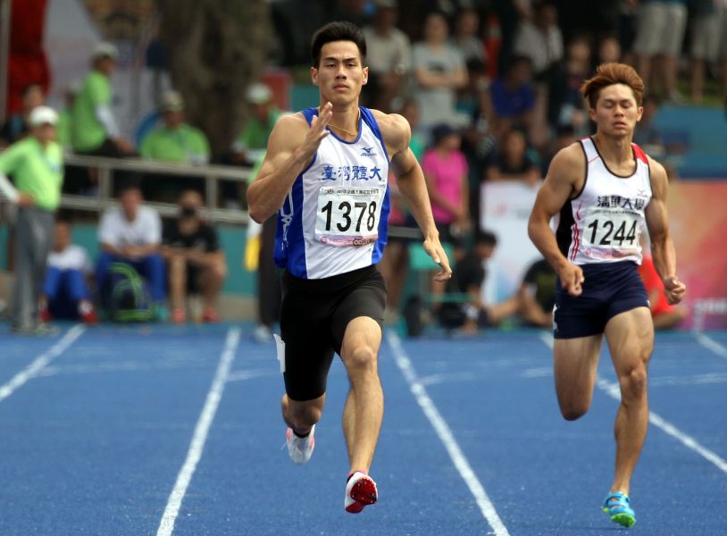 楊俊瀚(左)兩百公尺預賽跑出20.84。林嘉欣／攝影。