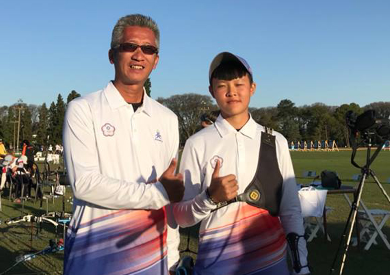 郭庭安(右)勇闖世青射箭賽金牌戰，左為教練倪大智。射箭協會／提供。