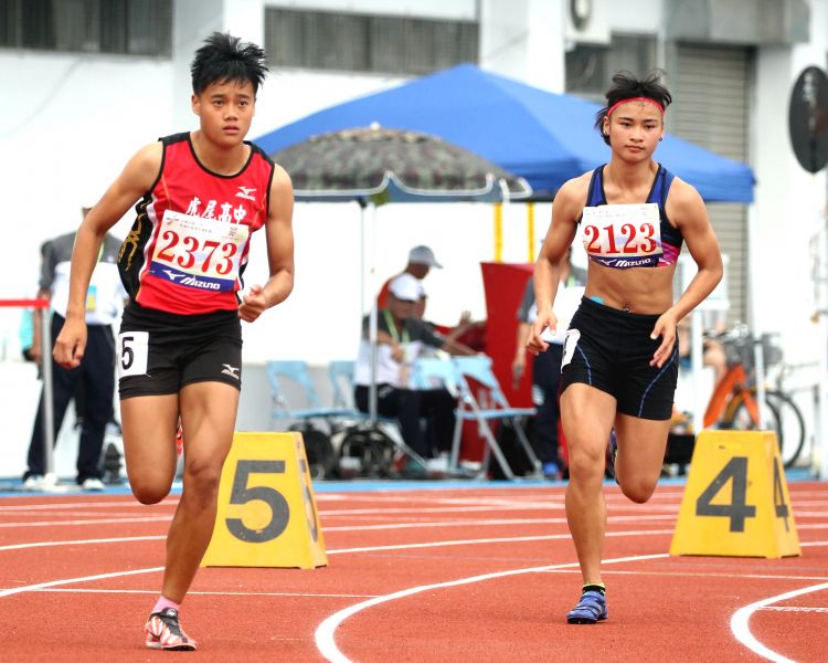 800公尺是郭千卉(左)最討厭的項目，但為了拼金她全力一搏。林嘉欣／攝影。