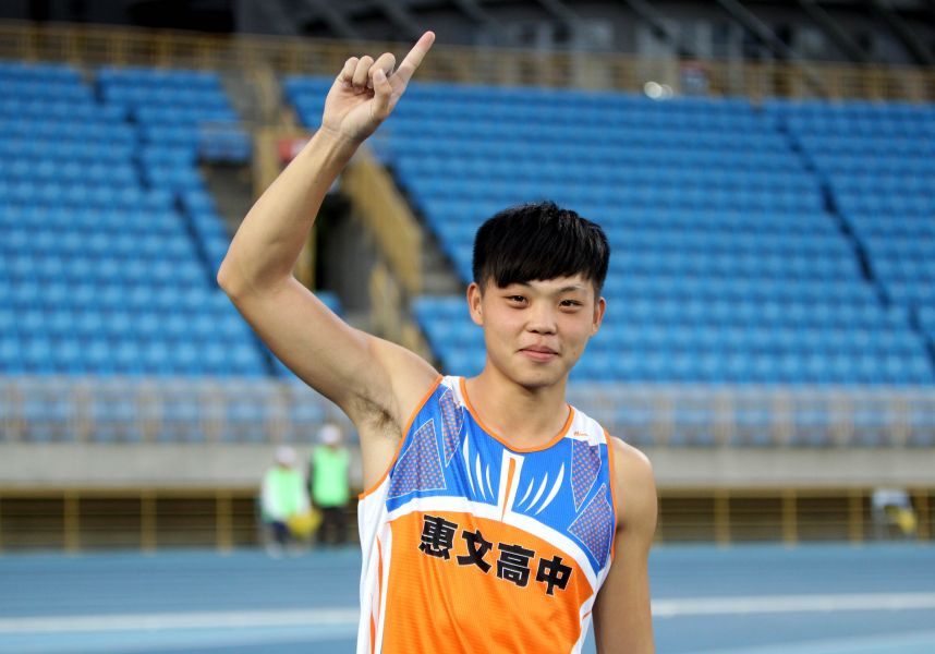 惠文高中廖晉廷以4公尺65獲得高男撐竿跳高冠軍。林嘉欣／攝影。