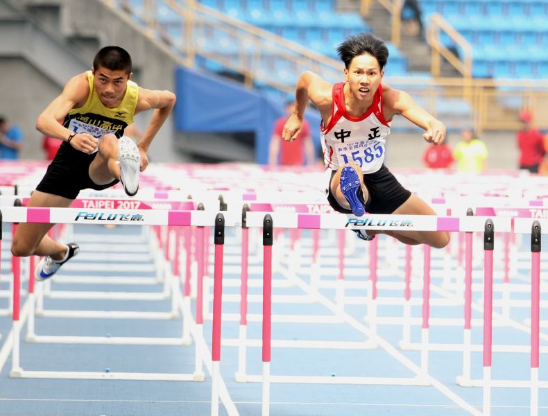 高男組110公尺跨欄冠軍臺北市中正高中黃柏聰（右）。林嘉欣／攝影。