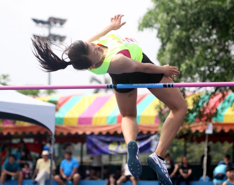 國體大蔡旻庭以1公尺72奪得公開女組跳高后冠。林嘉欣／攝影。