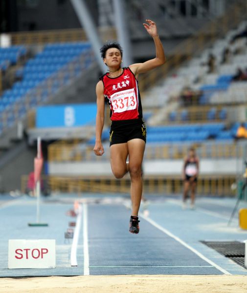 虎尾高中郭千卉以5公尺84躍得高女跳遠金牌。林嘉欣／攝影。