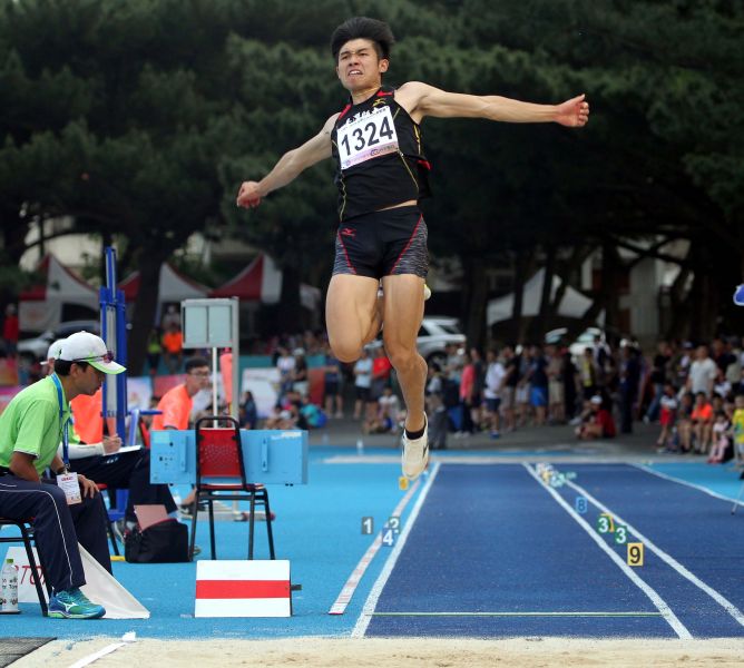 台師大戴僑亨躍出7公尺66奪得公開男組跳遠金牌。林嘉欣／攝影。
