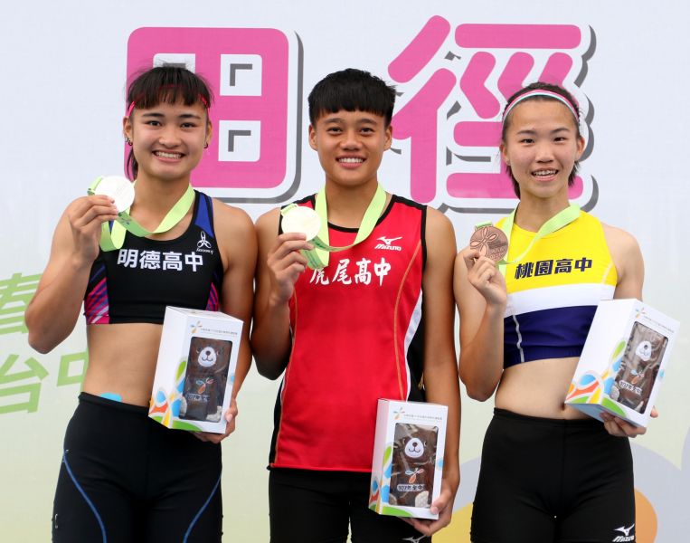 高女混合運動前三名郭千卉(中)、陳彩娟(左)和向嘉莉都達標亞青。林嘉欣／攝影。