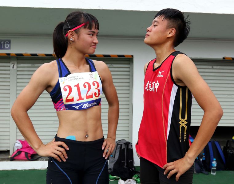 陳彩娟(左)快到手的混合運動金牌在最後一刻被郭千卉搶走，賽後兩人Kuso搞對抗。林嘉欣／攝影。