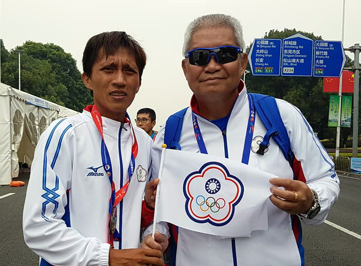 蔣介文(左)在亞洲馬拉松錦標賽男子組排名18。潘瑞根／提供。