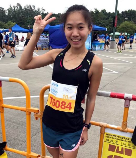 張芷瑄開心在香港聯合國慈善路跑賽拿下女子十公里組總一。張芷瑄／提供。