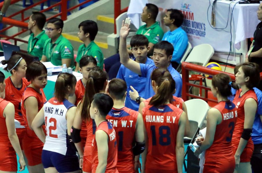 中華女排隊執行教練林明輝對球員面授機宜。圖／AVC。