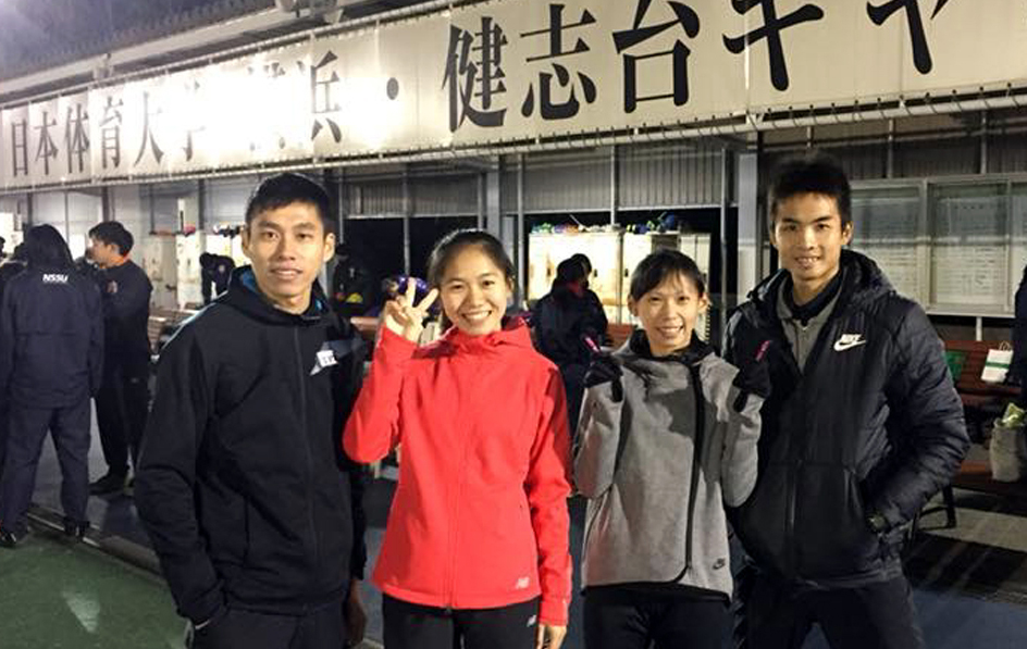 日本體育大學女子長距離紀錄賽，曹純玉(右二)和張芷瑄(左二)兩人在教練男友陪同下，成功挑戰個人10000m紀錄。取自／張芷瑄臉書。