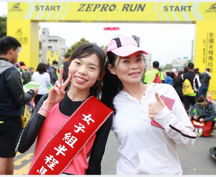 蔡雅安(左)樂觀面對人生的關卡，成為路跑賽常客。蔡雅安／提供。