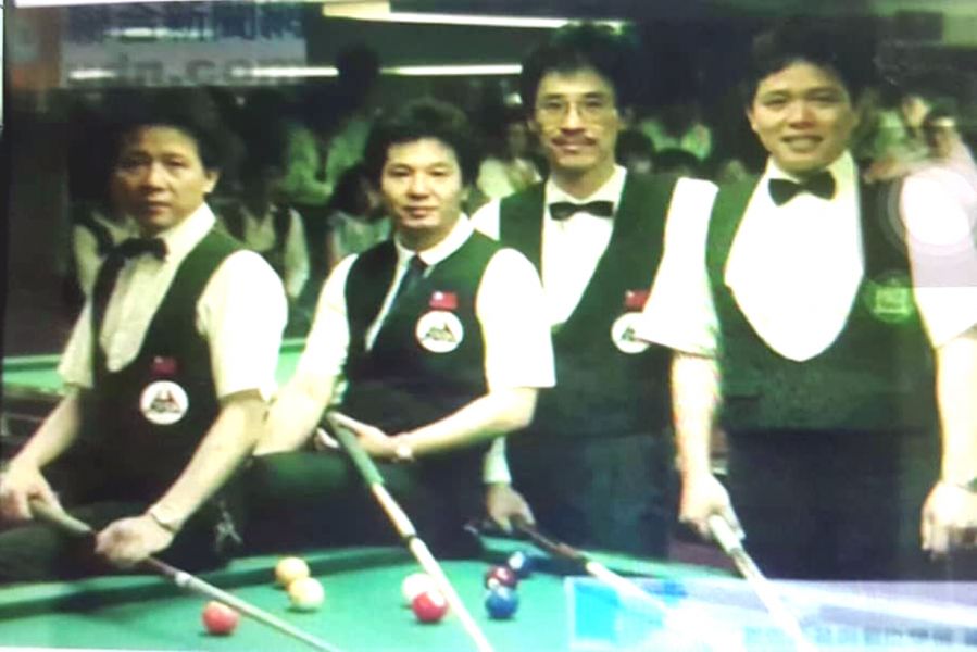 張其堯(左二)參加1989中日韓撞球交流賽。張明雄／提供。