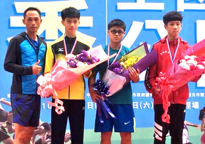 劉沅翰(右二)在台北市春季全國田徑賽奪金後，開心和教練張哲勇(左)及其他優勝者合影。張哲勇／提供。