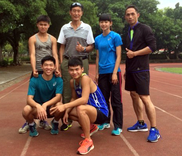 田徑協會聘請的亞運跳遠教練李健(後排左二)也給了劉沅翰(左)指導。張哲勇／提供。