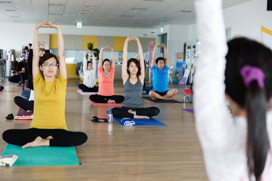 養生瑜珈課程讓不少民眾受惠，將延續瑜珈熱潮邀請民眾參加活動。圖/金橋娛科提供